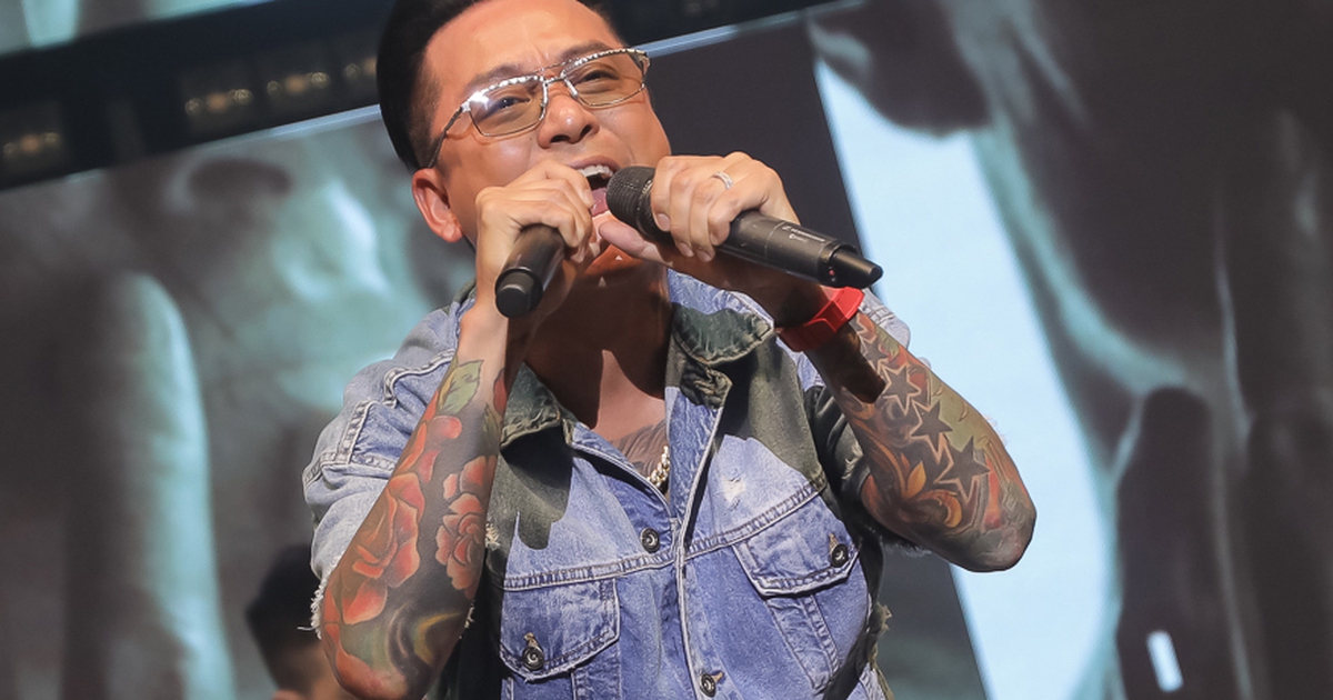 Tuấn Hưng trình diễn máu lửa bên vũ công bikini sau tuyên bố nghỉ hát