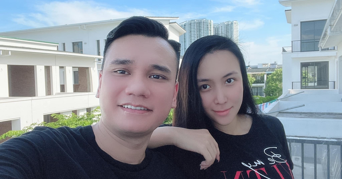 Ca sĩ Khắc Việt phản ứng bất ngờ khi bị hỏi về chuyện 'sợ vợ'