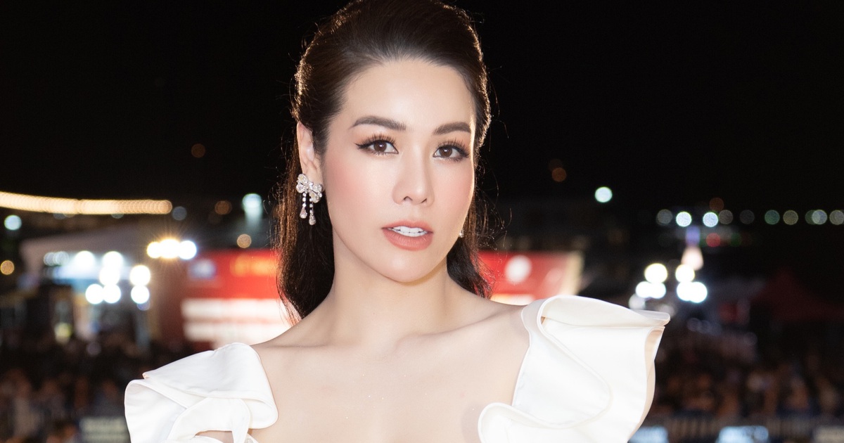 Nhật Kim Anh khoe dáng nóng bỏng trên thảm đỏ