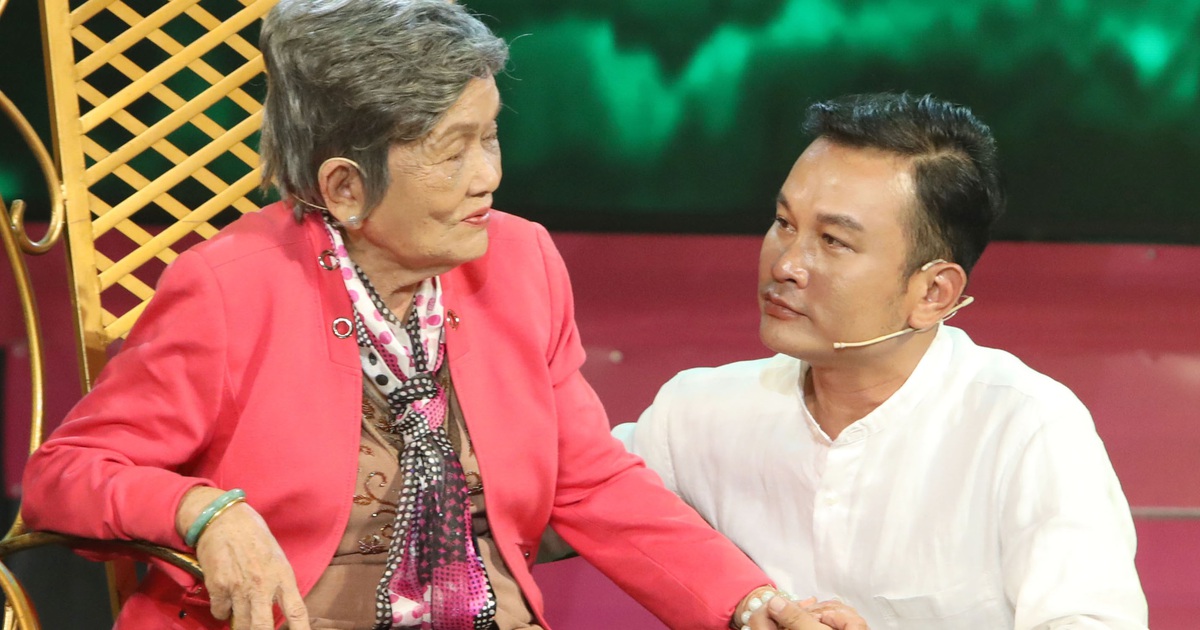 NSƯT Hữu Quốc bật khóc, quỳ gối xin lỗi mẹ