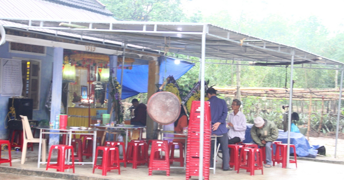 Cõng dân chạy lũ đến kiệt sức, anh dân quân trẻ gục chết bên hiên nhà mình