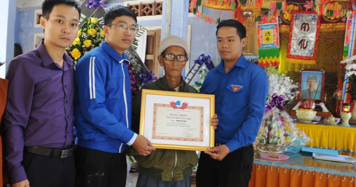 Anh dân quân cõng người chạy lũ đến kiệt sức tử vong được truy tặng bằng khen
