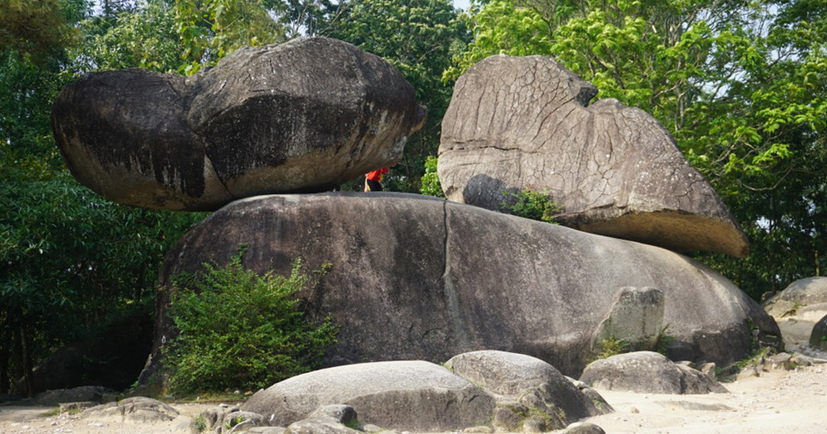Lễ hội tình yêu nơi 2 hòn đá nghìn năm chênh vênh thách thức thời gian