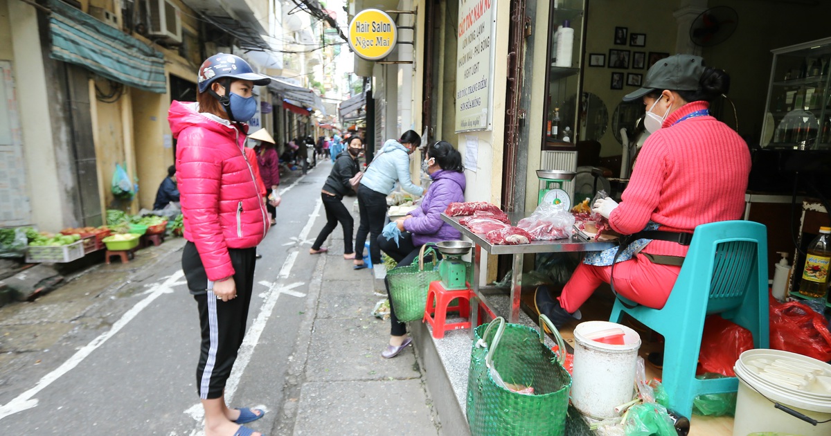 Phố Yên Thái ở Hà Nội kẻ vạch 2 mét, ai vượt rào sẽ bị nhắc nhở