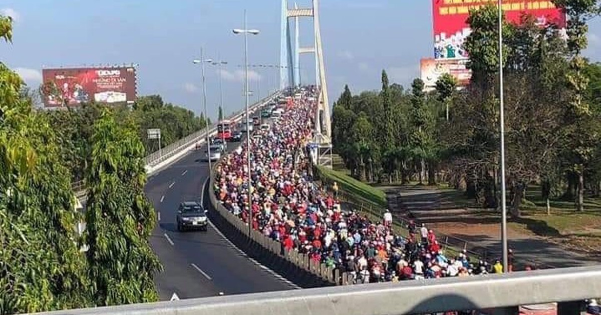 Người miền Tây lên lại Sài Gòn, gặp xe chết máy đành chôn chân trên cầu Mỹ Thuận