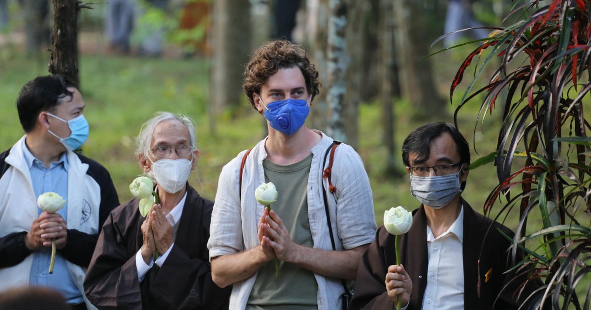 Hàng ngàn người tiễn đưa Thiền sư Thích Nhất Hạnh: Xin nguyện sống trọn vẹn, mắt thương nhìn cuộc đời