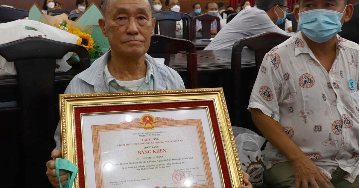 Cụ ông nghẹn ngào nhận bằng khen giùm người vợ đã mất vì Covid-19 khi giúp dân