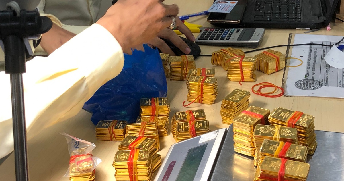 Giá vàng hôm nay 26.7.2022: SJC 'rơi' theo quốc tế, nhà đầu tư bán