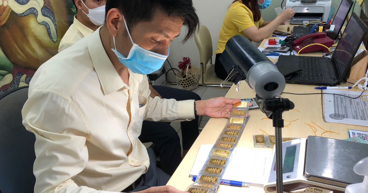 Vàng giảm giá, nhiều người đổ tiền bắt đáy