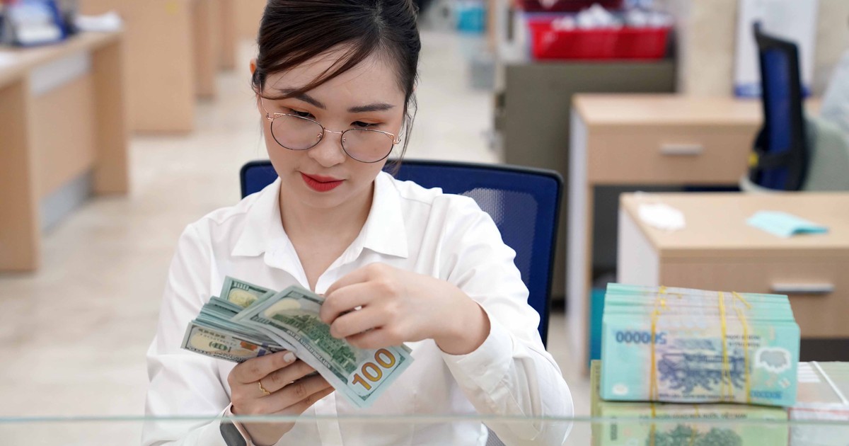 Ngân hàng Nhà nước hút mạnh tiền, giá bán USD giảm mạnh