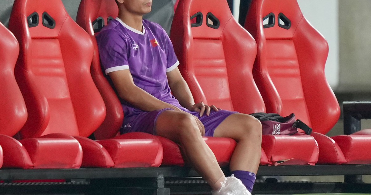 Bùi Tiến Dũng buồn thiu nhìn đồng đội tuyển Việt Nam tập trên sân Thammasat