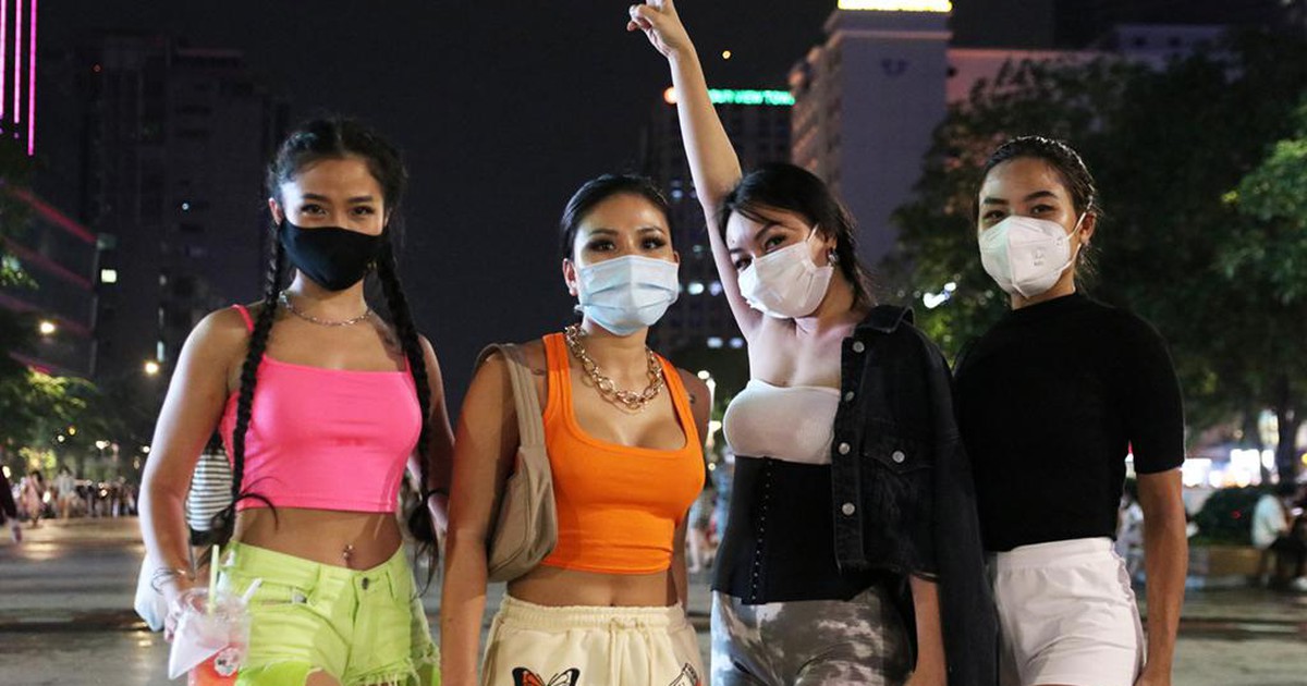 Người dân TP.HCM đi chơi tối 20.10: Lâu lắm rồi mới được ra khỏi nhà, ăn đủ món