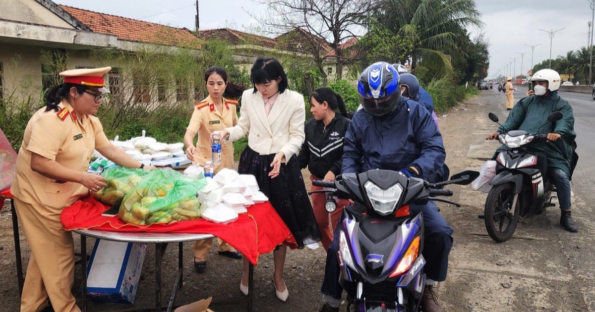 Phú Yên: Tặng suất ăn miễn phí cho người dân đi xe máy về quê đón tết