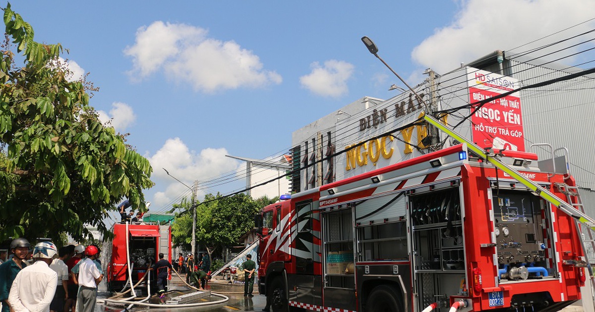 Cháy lớn tại nơi chứa đạo cụ, tá túc của nghệ sĩ