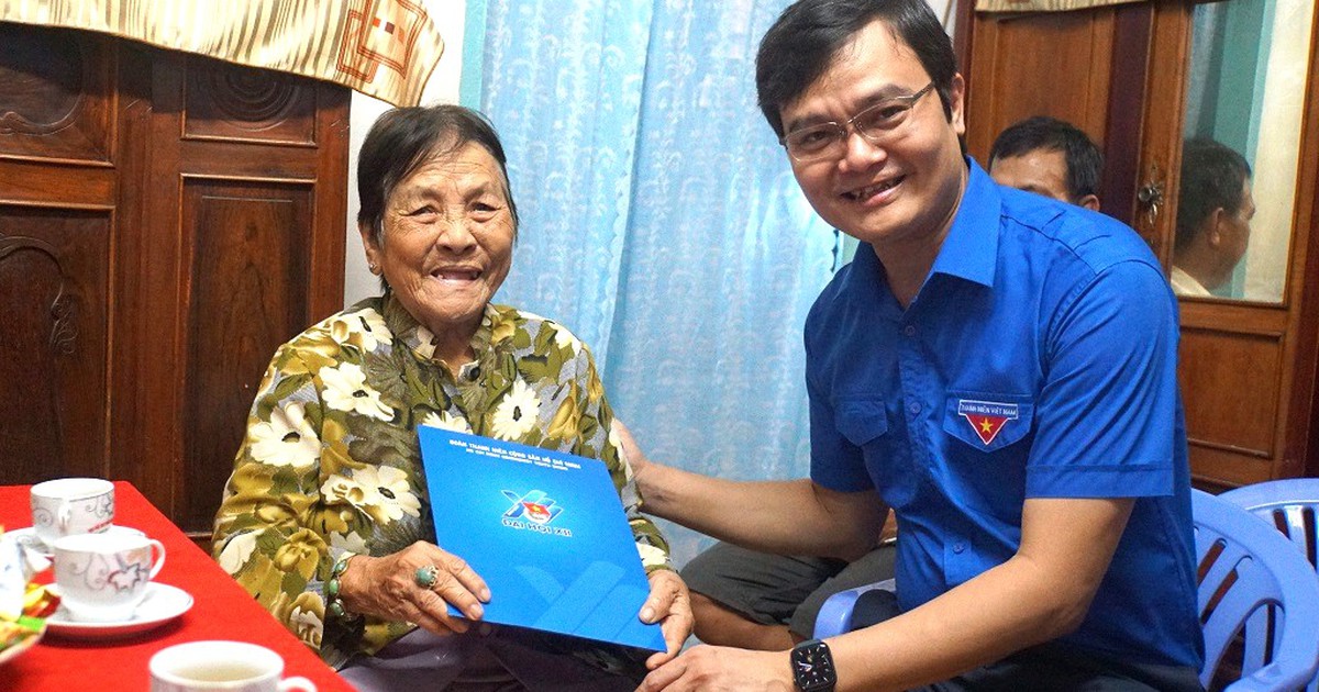 Thăm Mẹ Việt Nam anh hùng và sinh viên tình nguyện