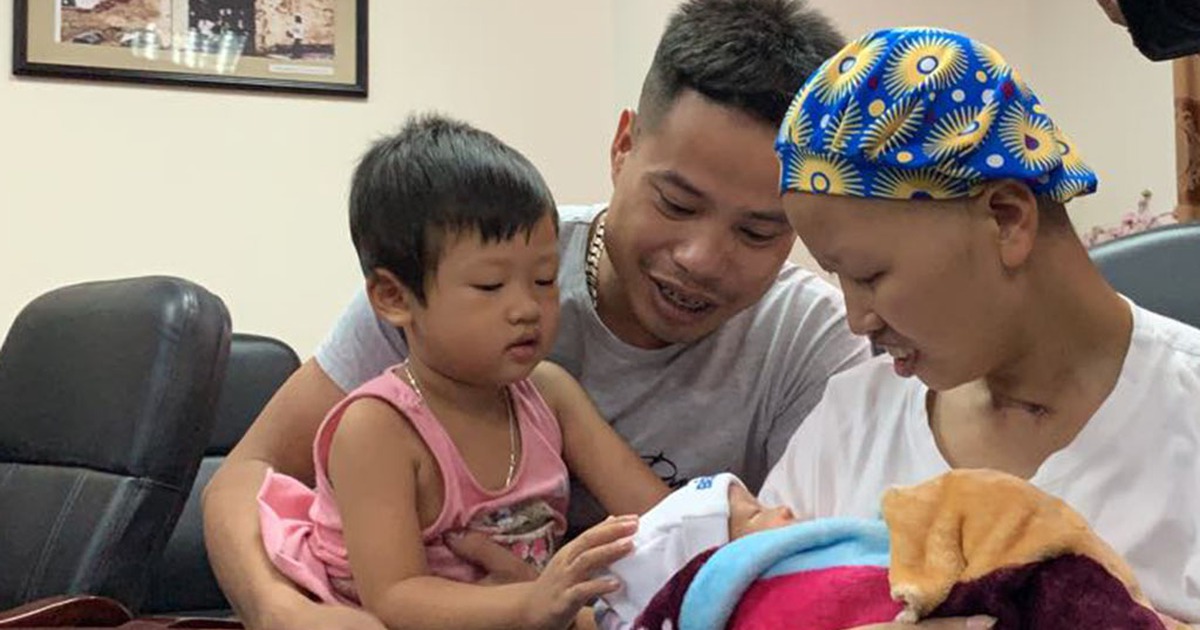 Vỡ òa cảm xúc sản phụ ung thư giai đoạn cuối đón con trai Bình An xuất viện