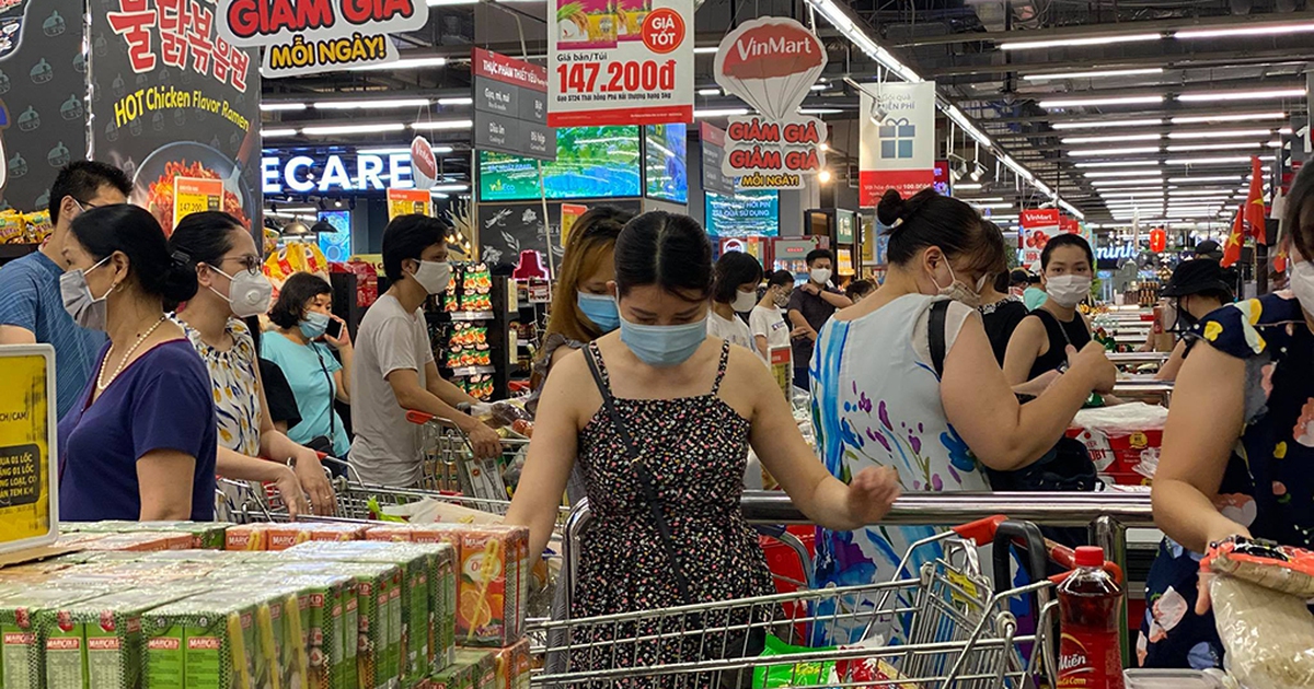 Siêu thị Hà Nội đầy ắp hàng hóa, khuyến khích người dân không mua tích trữ