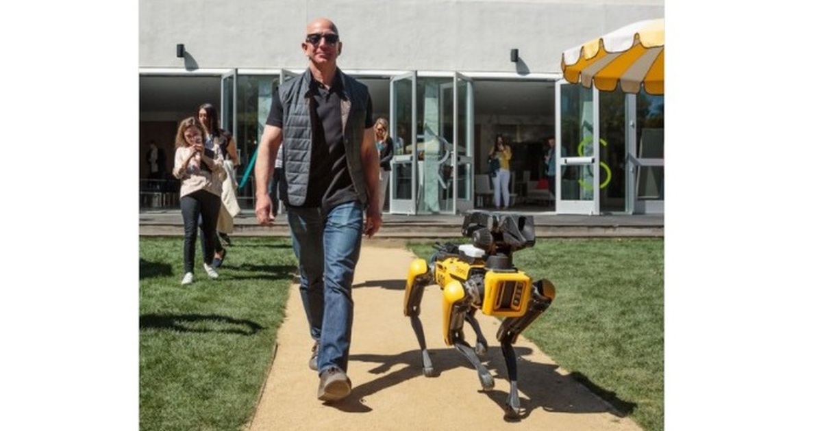 Tỉ phú Jeff Bezos dắt chó robot đi dạo