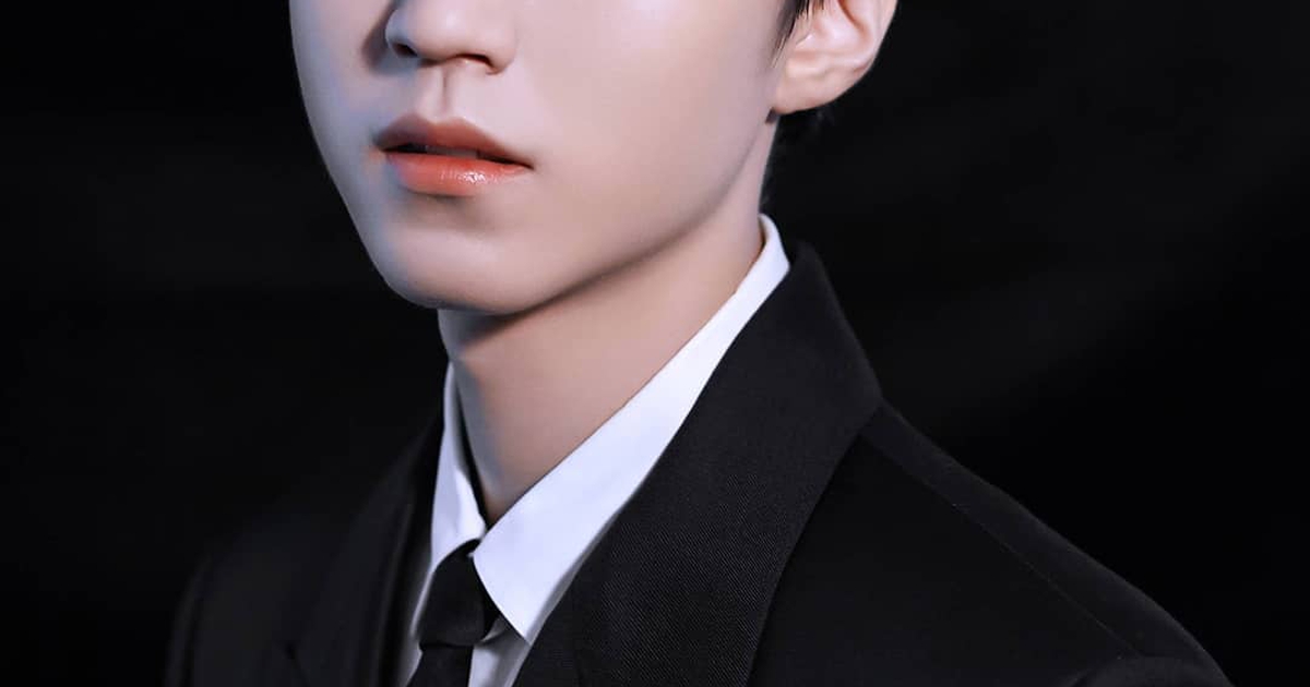 Đáp trả tin đồn nhìn thiếu sức sống, Vương Tuấn Khải xuất hiện như hoàng tử áo trắng trên sàn catwalk