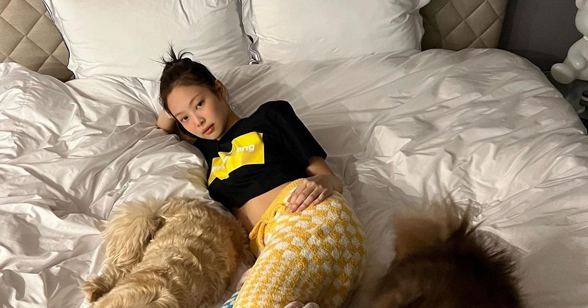 Đụng hàng đồ ngủ, Jennie BlackPink và Joy Red Velvet khiến fan rần rần ai hơn ai?