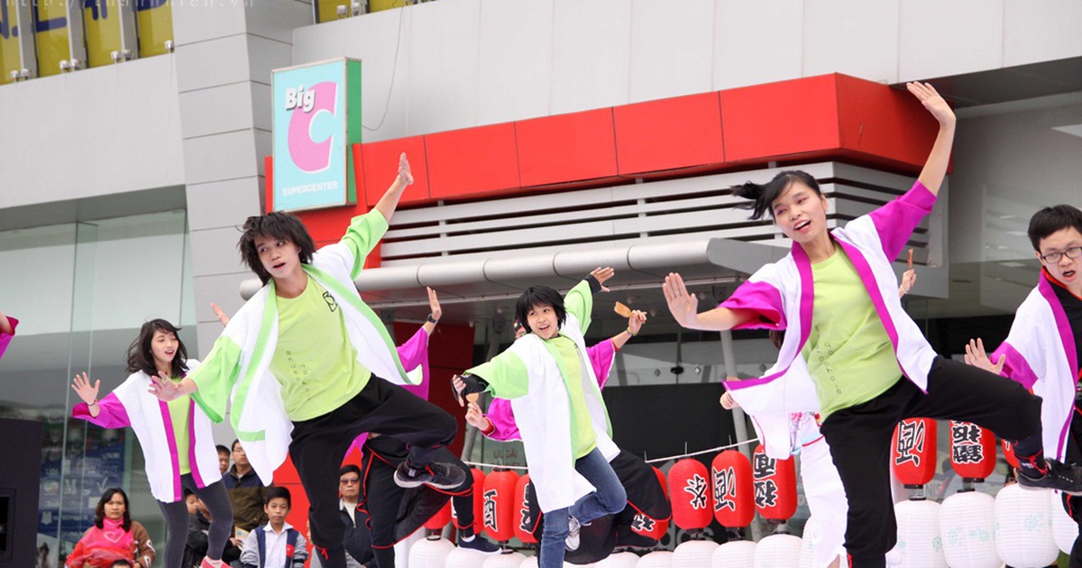 Hào hứng đón 'tuyết' giữa Hà Nội