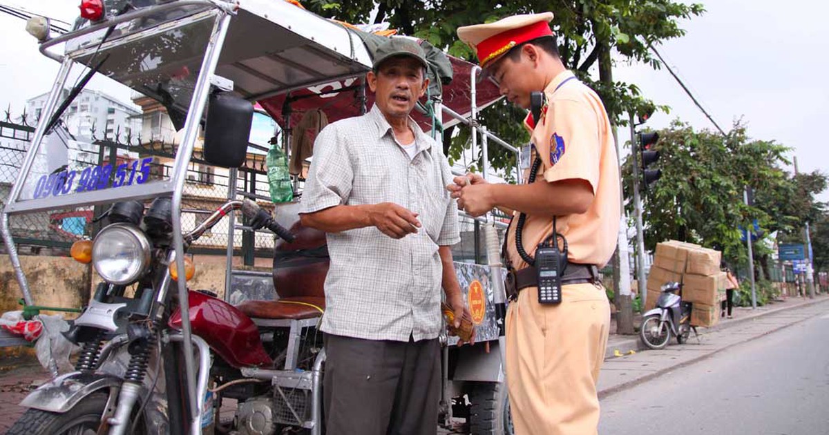 Hà Nội xử phạt không xuể xe thô sơ 'thần chết'