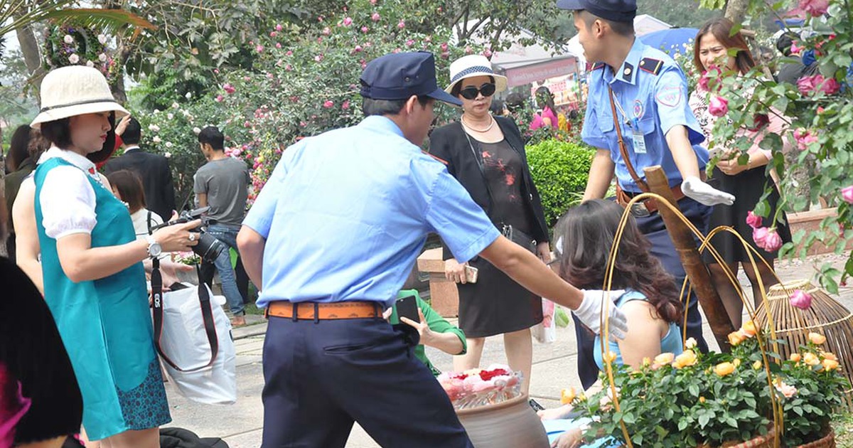 Bất lực trông giữ hoa hồng tại lễ hội hoa Bulgaria