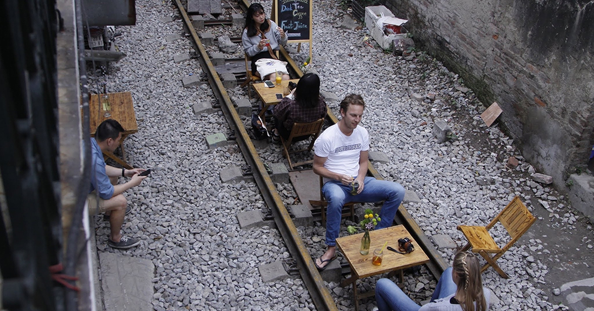 Bất chấp đến cà phê trên đường tàu để… check-in cho sang