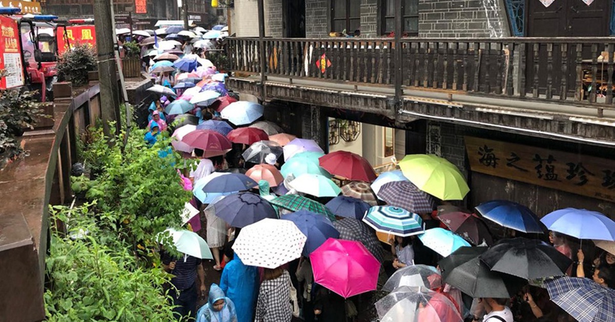 Sự thật ‘ngắm người’ ở Phượng Hoàng cổ trấn