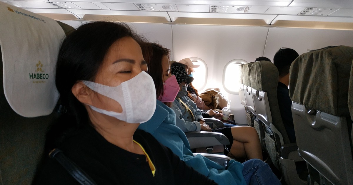 Phòng tránh virus corona, bạn trẻ đi máy bay đồng loạt mang khẩu trang