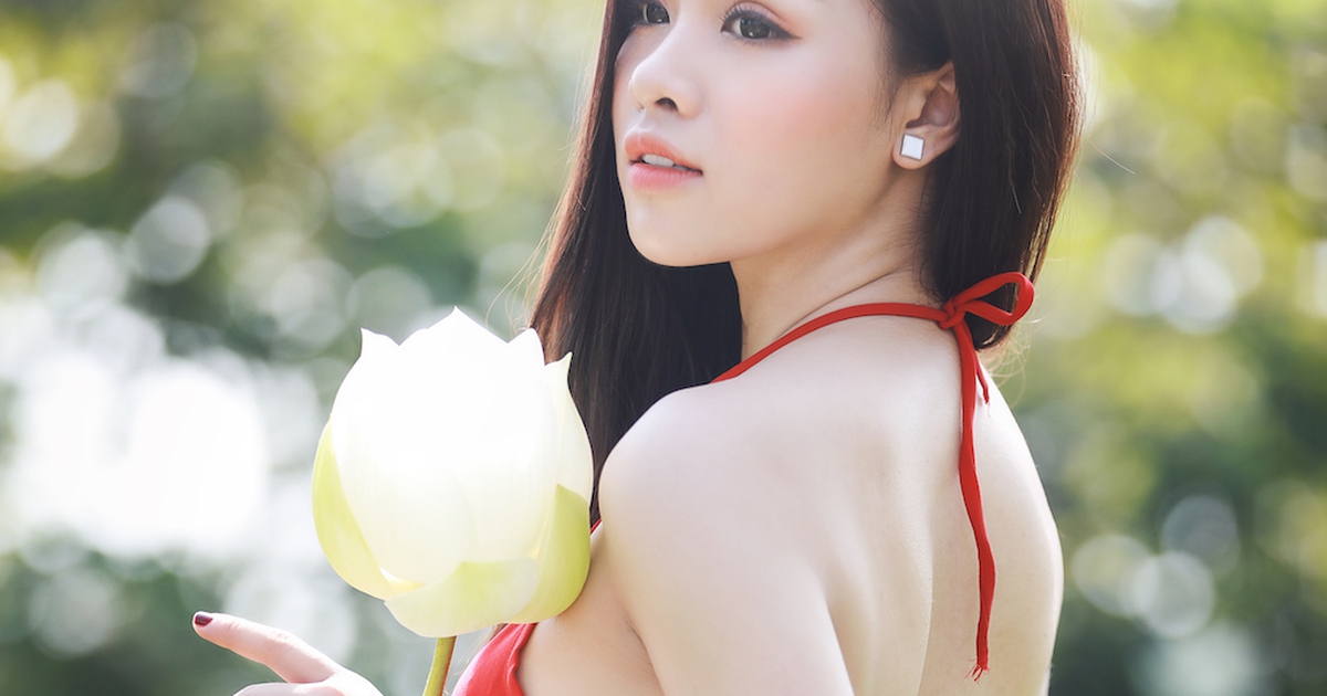 Vì sao đến hẹn lại lên, các cô gái đẹp thích chụp ảnh với hoa sen?