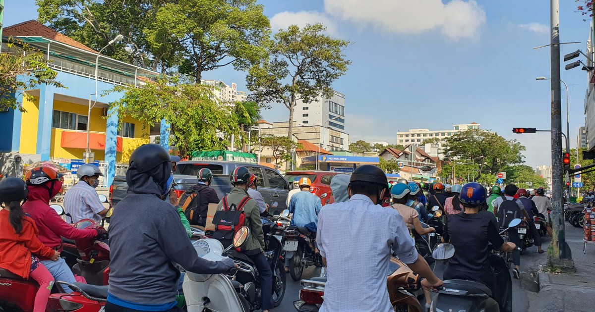 Đường phố TP.HCM nhiều nơi ùn tắc trong ngày 1,7 triệu học sinh đi học lại