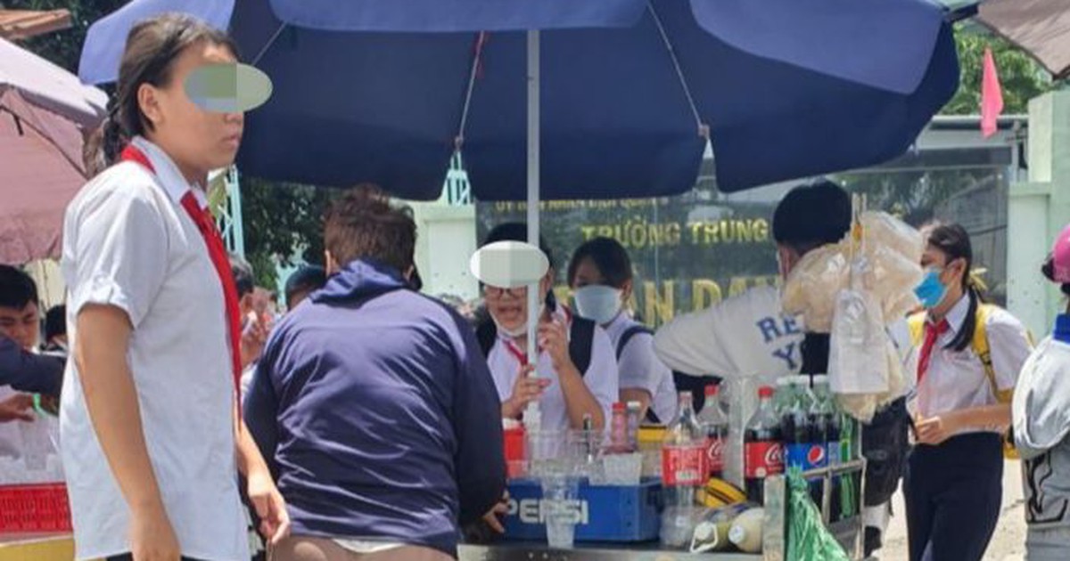 Hàng rong ngoài cổng trường: Lương tâm hay trách nhiệm?