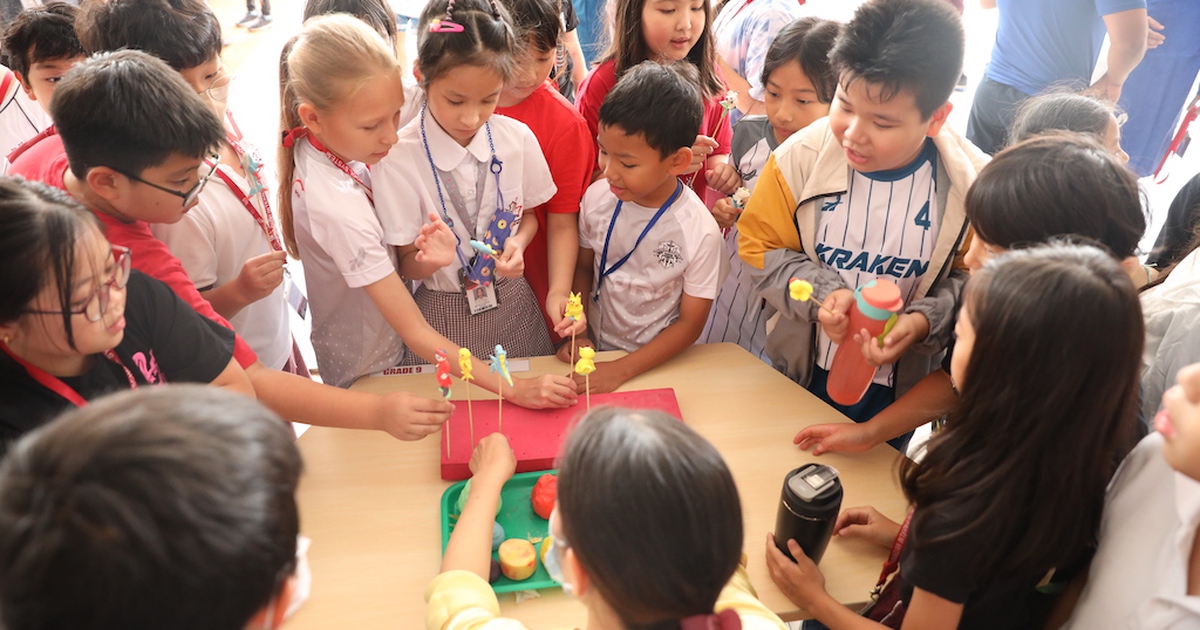 Học sinh nước ngoài đi chợ tết Việt, chơi tò he, nhảy sạp