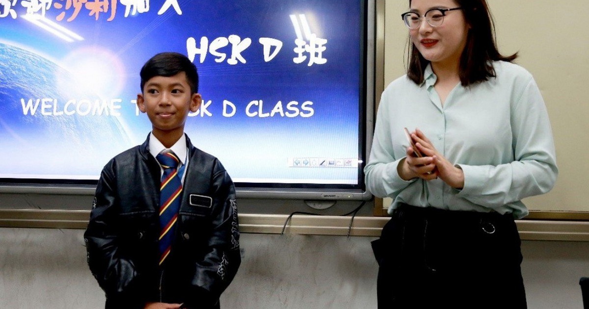 Cậu bé bán hàng rong nói được 16 thứ tiếng nhập học ở Trung Quốc