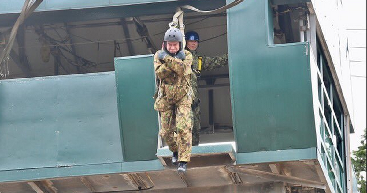 Bộ trưởng quốc phòng Nhật nhảy từ tháp cao 11 m trong diễn tập quân sự Nhật - Mỹ