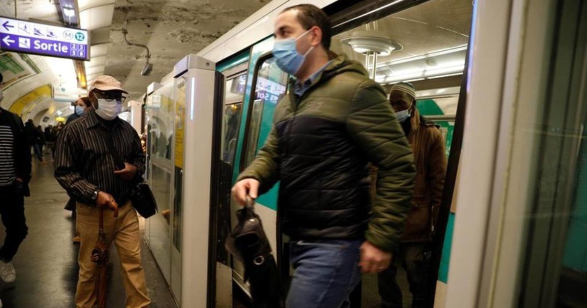Vừa giảm phong tỏa chống Covid-19, tàu điện ngầm Paris lại 'chen chúc cá mòi'