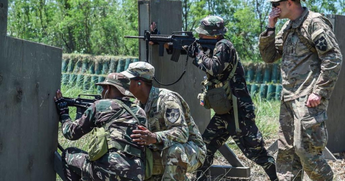 Cựu ngoại trưởng Philippines: nên bắt Trung Quốc bồi thường phá hoại môi trường thay vì đòi tiền Mỹ