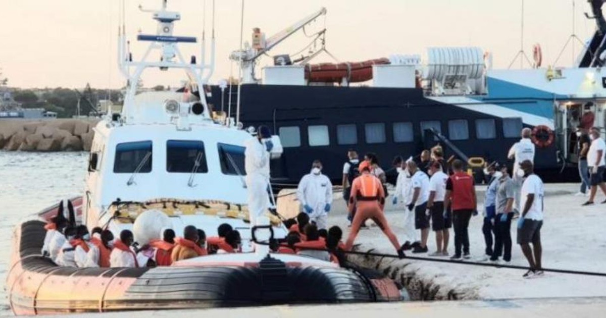 Tuần duyên Bỉ cứu 49 di dân Việt trên tàu trôi dạt giữa biển