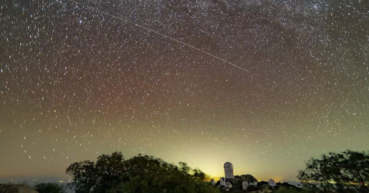 Vệ tinh khổng lồ đang che mờ các vì sao trên bầu trời đêm