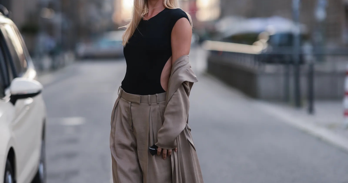 Cách phối đồ đen leotard bóng bẩy, thời thượng và bắt mắt giúp cơ thể gọn lại