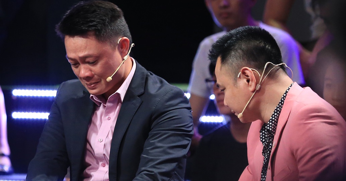 BTV Quang Minh bật khóc khi nhìn thấy chiếc tivi trắng đen