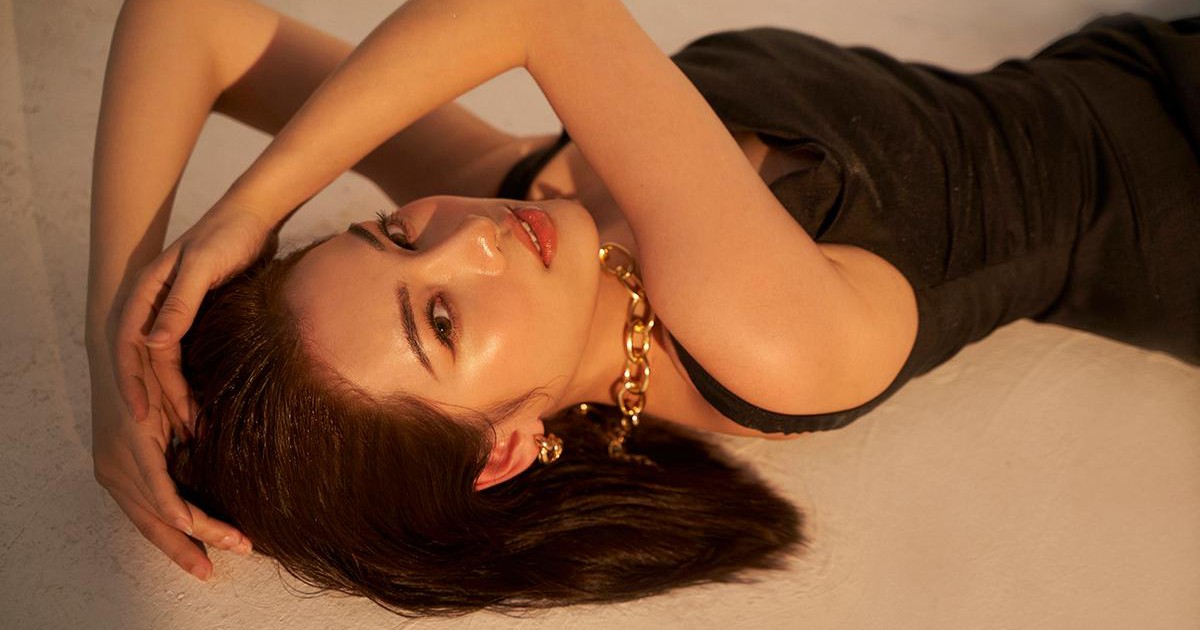 Bà xã Dương Khắc Linh khoe dáng quyến rũ với đầm hai dây