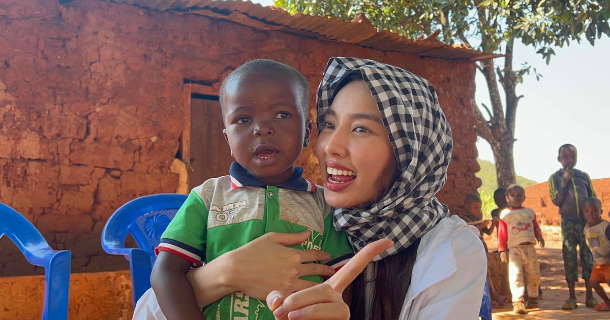 Khoảnh khắc Hoa hậu Thùy Tiên dạy em bé châu Phi hát tiếng Việt 'gây sốt'