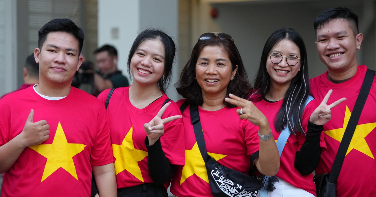 CĐV Việt Nam 'nhuộm đỏ' sân Jalan Besar trước trận đấu với Singapore