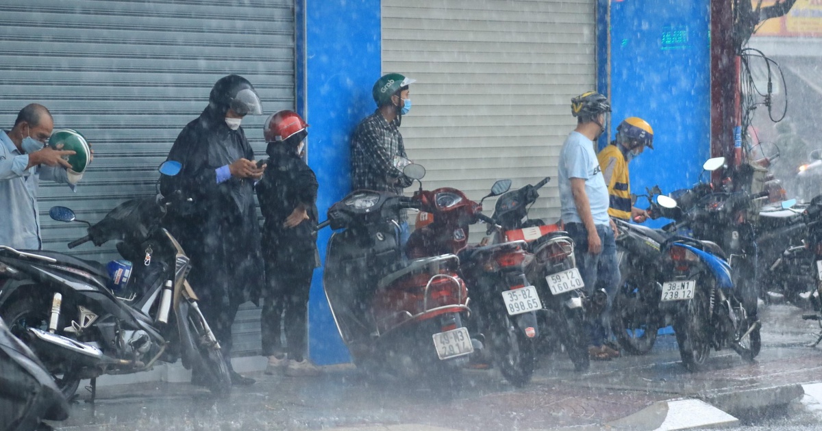 Câu chuyện giao thông ngày mưa ngày nắng