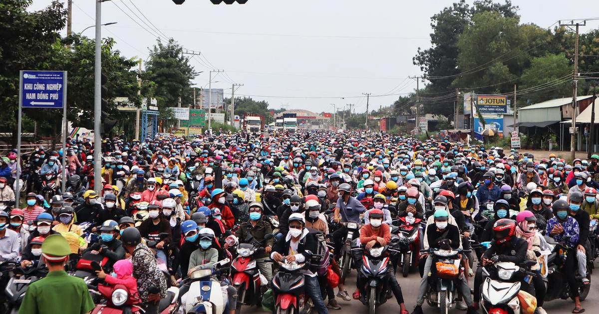 Tình hình Covid-19 hôm nay 4.10: Cấp tập đón nhận người dân từ vùng dịch về quê