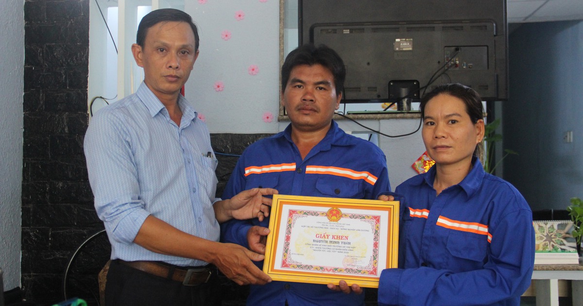 Công nhân thu gom rác trả lại vàng: 'Mình mất của, mình xót, người ta cũng vậy'