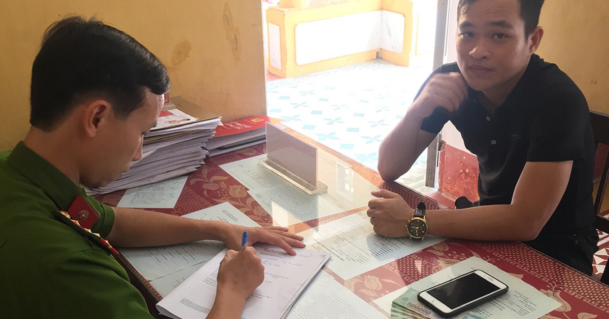 Nhặt được tiền tại trụ ATM, nam thanh niên nhờ công an tìm khổ chủ