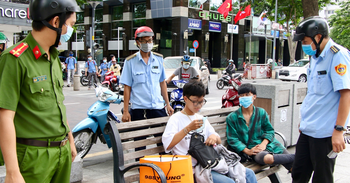 Ngày đầu xử lý không đeo khẩu trang phòng dịch Covid-19 ở TP.HCM: Chủ yếu nhắc nhở